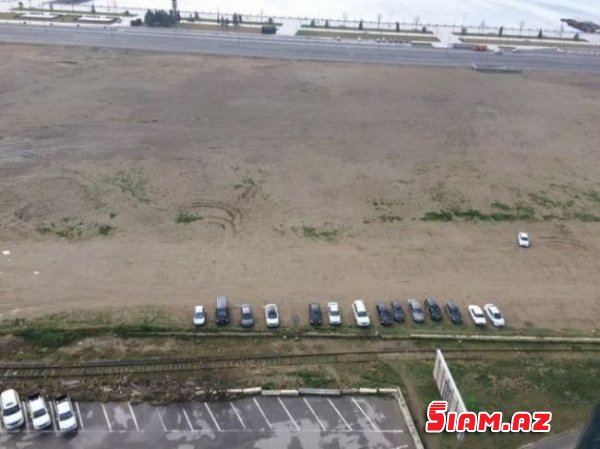 Bakıda nonsens! Boş əraziyə parkomat qoyuldu – FOTO