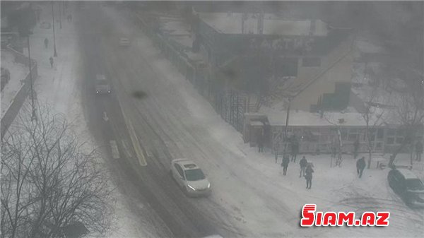  Qarlı hava Bakıda nəqliyyatın hərəkətini çətinləşdirib - FOTO