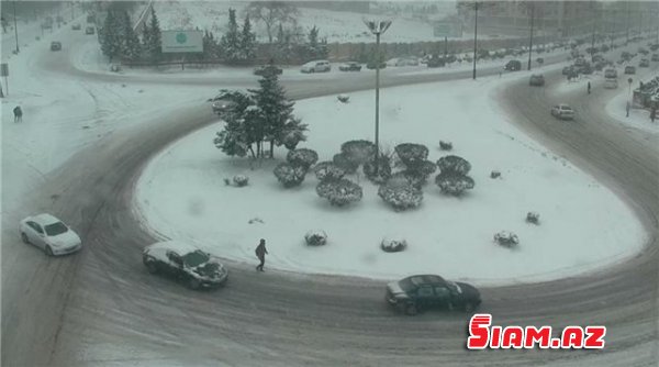  Qarlı hava Bakıda nəqliyyatın hərəkətini çətinləşdirib - FOTO