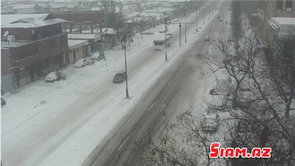  Qarlı hava Bakıda nəqliyyatın hərəkətini çətinləşdirib - FOTO