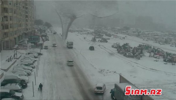  Qarlı hava Bakıda nəqliyyatın hərəkətini çətinləşdirib - FOTO