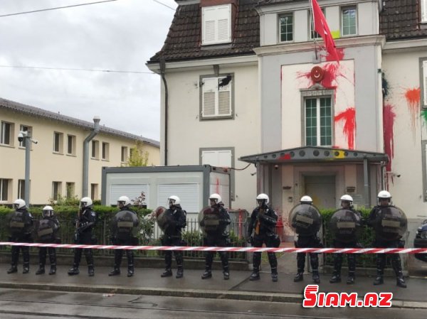 Avropanın göbəyində “Ərdoğana ölüm” şüarları : Maskalı bir qrup Türkiyə konsulluğuna hücum etdi , polis müdaxiləyə ehtiyac duymadı (Foto)