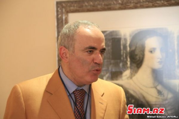 Rusiya müxalifətinin Putinlə mübarizəsi: Kasparov radikaldır, Navalnı mötədil