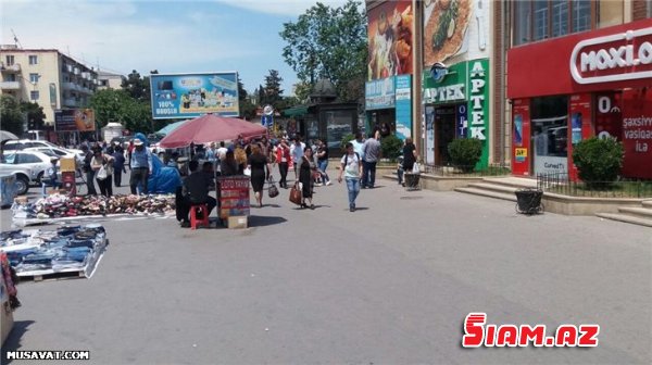 Yayın qızmar günəşi altında çörəkpulu qazananlar: Limon satanlar, dispetçerlər...VİDEOREPORTAJ, FOTOLAR