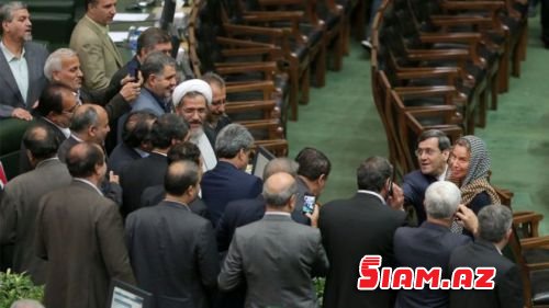 İran deputatlarının şorgözlüyü: Avropalı sarışın diplomat xanımla… – FOTOLAR