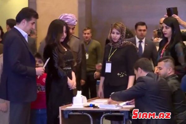 Bərzaninin arvadı geyimi ilə referenduma damğa vurdu (FOTOLAR)