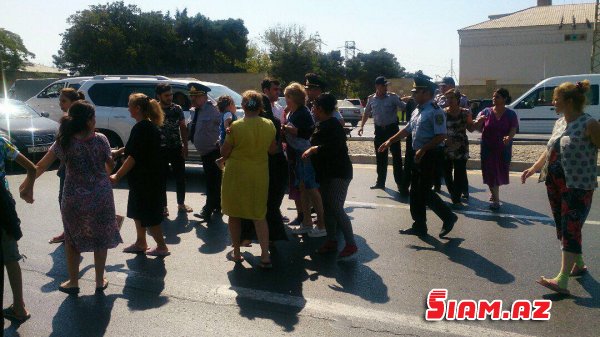 Məcburi köçkünlər yolu bağladı, jurnalist döyüldü, saxlanılanlar var... Hadisə yerindən FOTOLAR...