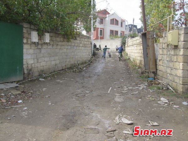 "Qaçqınkom”un məsuliyyətsizliyi 10 ailəni küçəcədə gecələməyə məcbur edib — Cənnət görmək istəyənlərin cəhənnəm əzabı