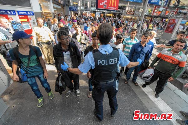 Almaniyada siyasi böhran - media bir neçə səbəbi göstərir: Krım, Türkiyə, miqrantlar, NATO...