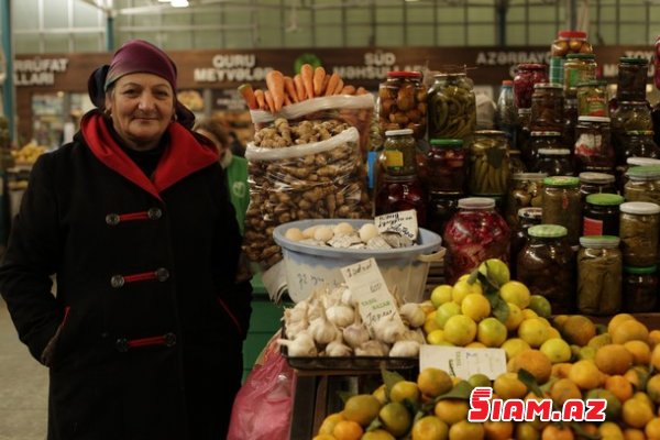 Domino oynayan satıcılar, 50 qəpiyə sarımsaq, 20 manata qoz... (REPORTAJ)